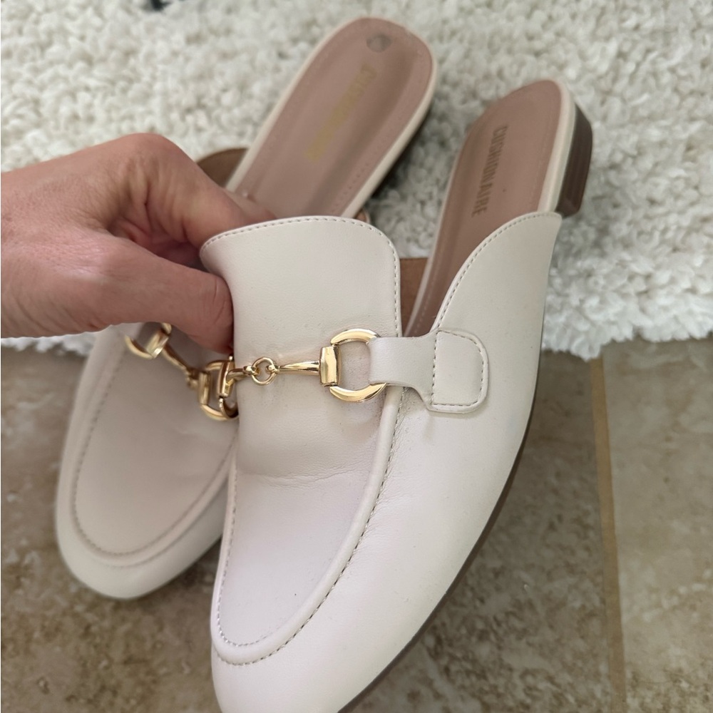 Elegant Cream Mules with Gold Accent - Picture 6 of 9